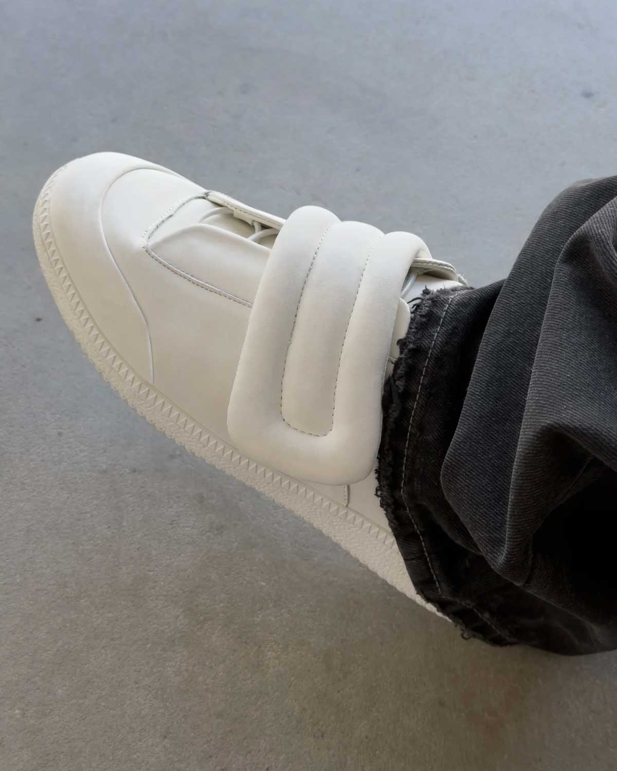 Bravest Studios 2016 Clogs White