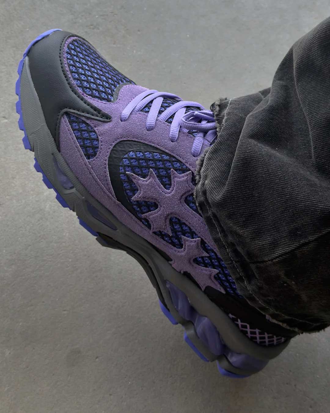 Bravest Studios Kross Kountry Runner Dirty Soda Purple, close-up of the lavender suede cross applique and lilac outsole