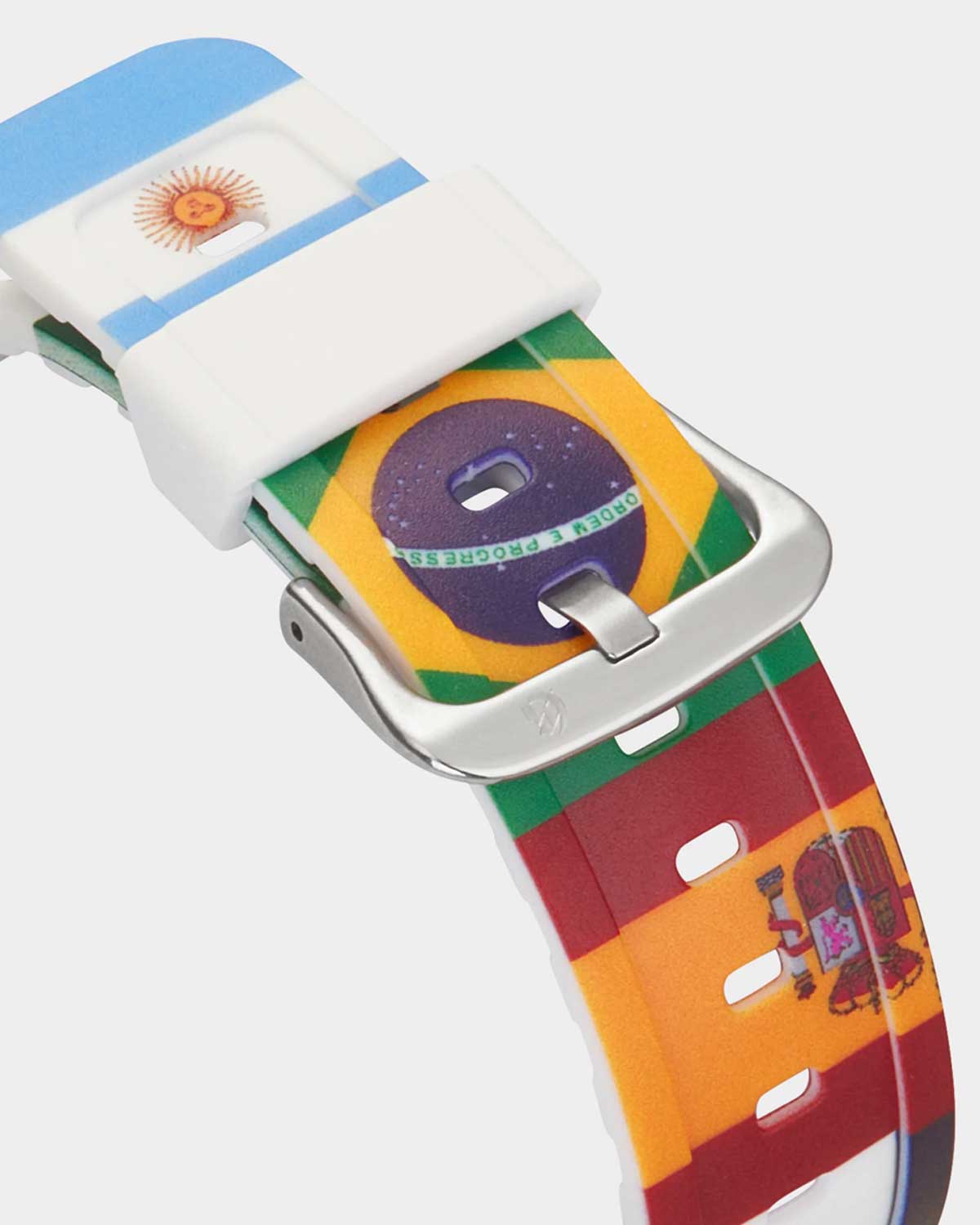 Godspeed GSWC All Nations Chrono white/red, close-up of the steel buckle on the flag-print strap