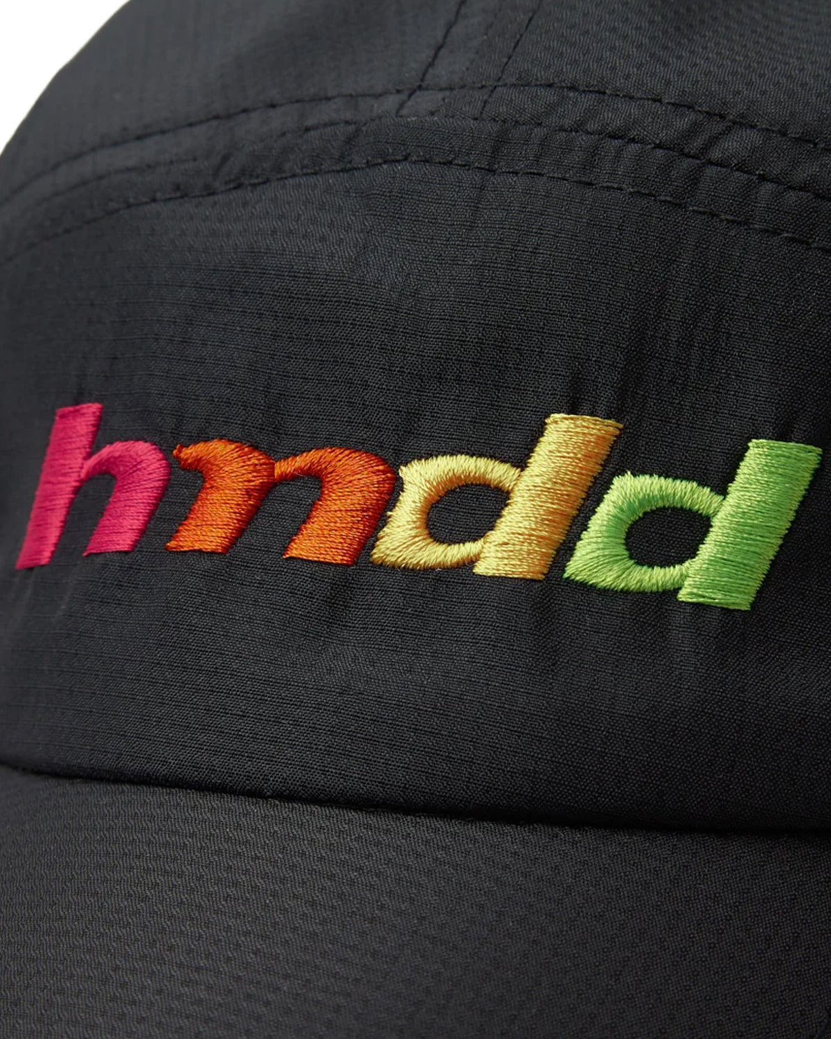 HMDD Runners Cap black, close-up of the embroidered rainbow gradient hmdd wordmark