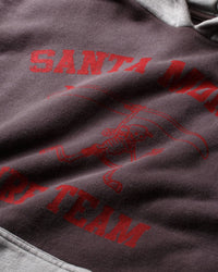 Pieces SM Surf Sweatshirt washed navy, close-up of the red Santa Monica Surf Team print