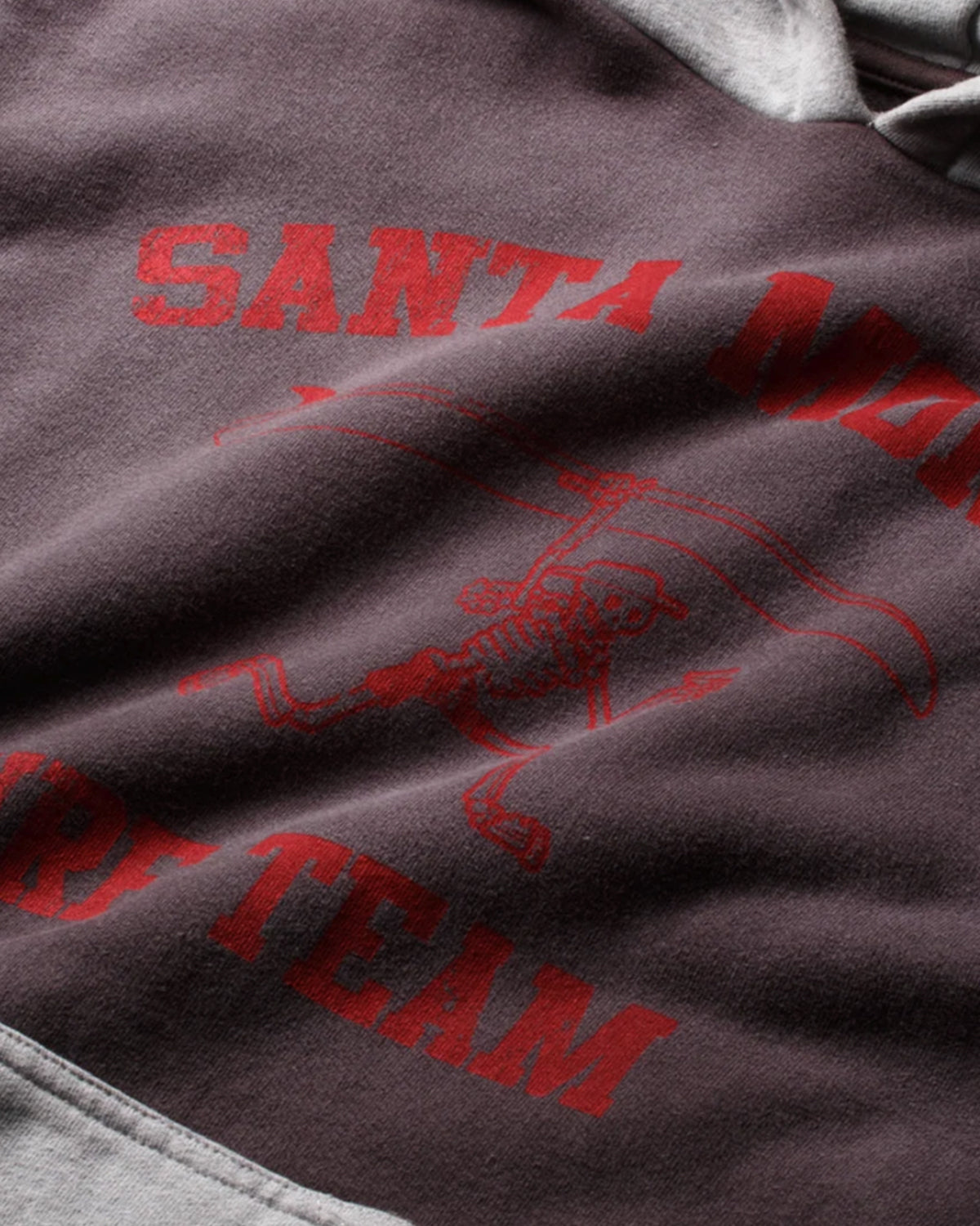 Pieces SM Surf Sweatshirt washed navy, close-up of the red Santa Monica Surf Team print