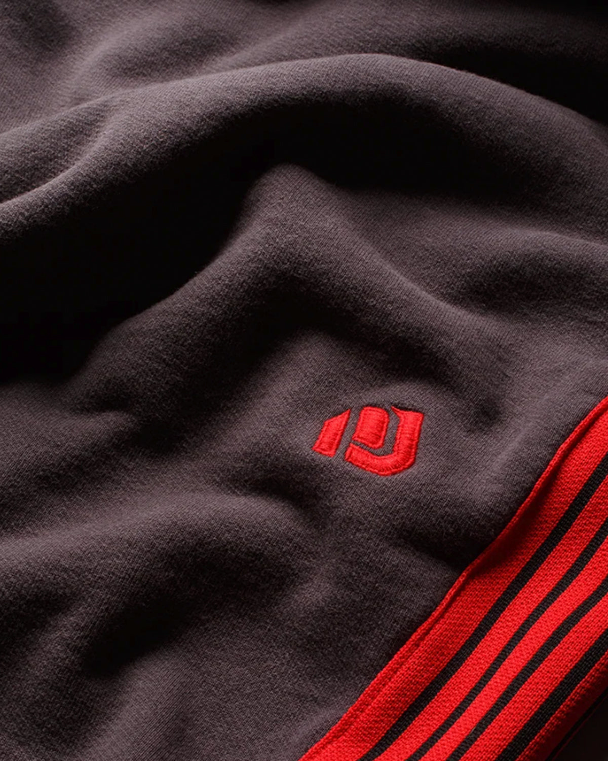 Pieces Sport Sweatpants washed navy, close-up of the red embroidered logo