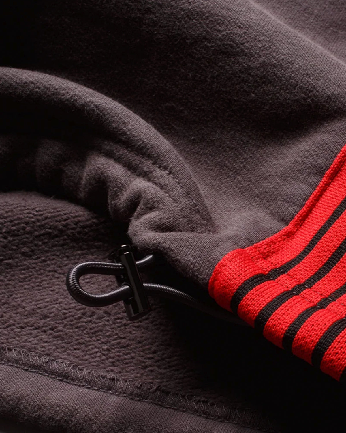 Pieces Sport Sweatpants washed navy, close-up of the drawstring and red striped side panel
