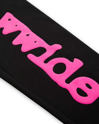 Sp5der Angel Number Beluga Sweatpants black and pink, close-up of the pink puff lettering on the right leg