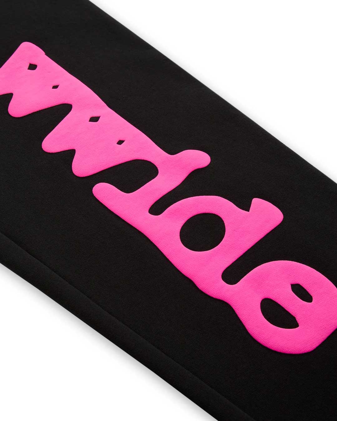 Sp5der Angel Number Beluga Sweatpants black and pink, close-up of the pink puff lettering on the right leg