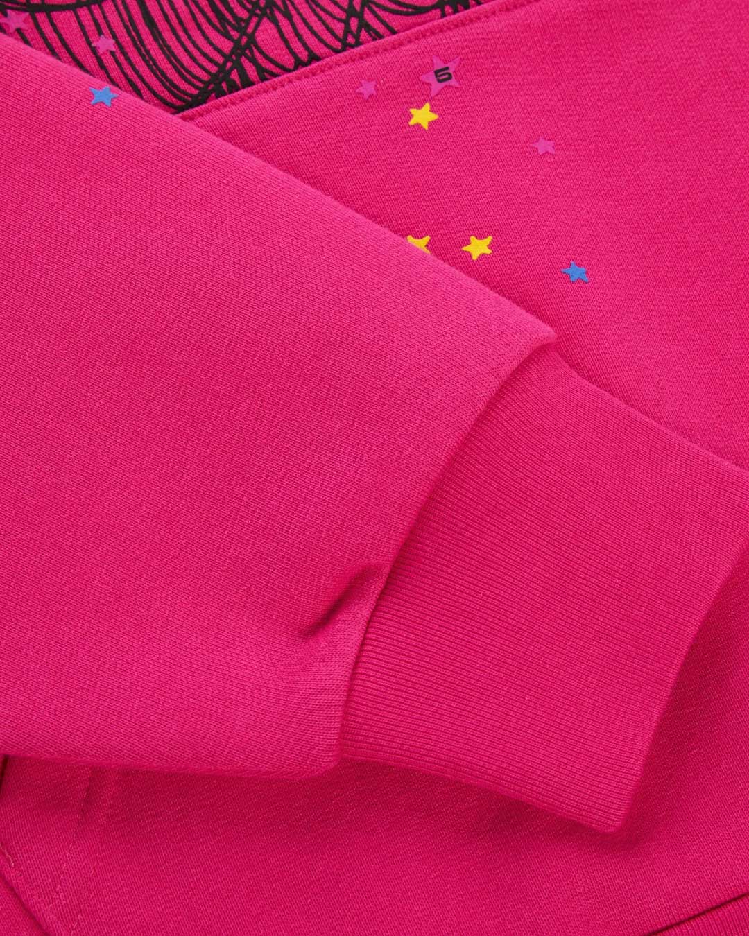 Sp5der Angel Number Hoodie pink, close-up of the ribbed sleeve cuff and scattered star print