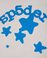 Sp5der Beluga Tee plastic, close-up of the blue arched sp5der wordmark