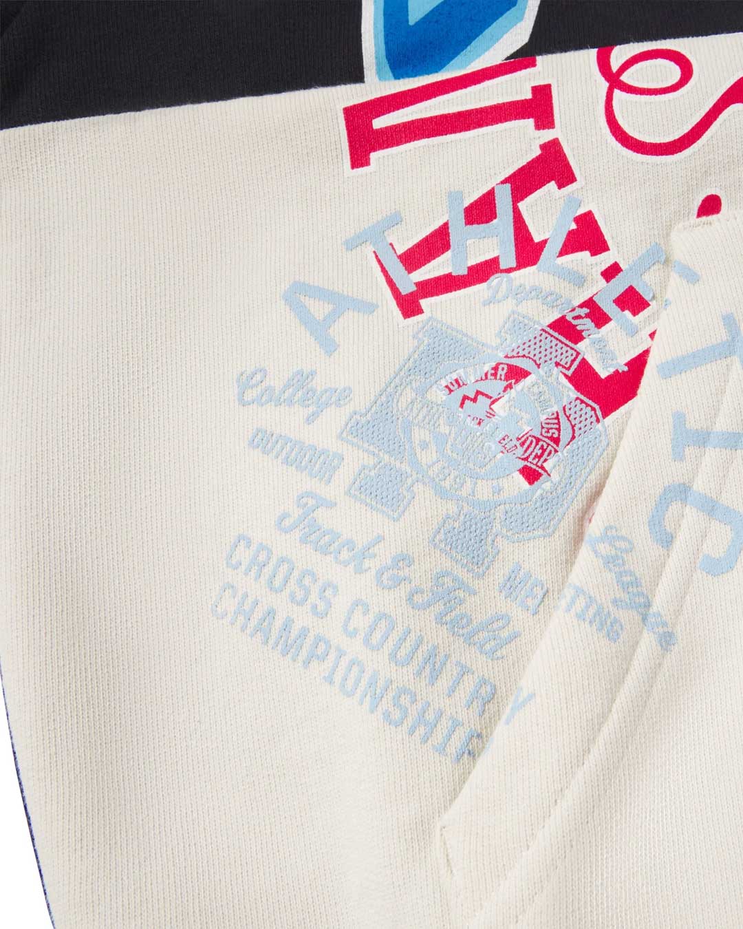 Sp5der Campers Field Zip Up Hoodie onyx, close-up of the pocket and bone colorblock panel