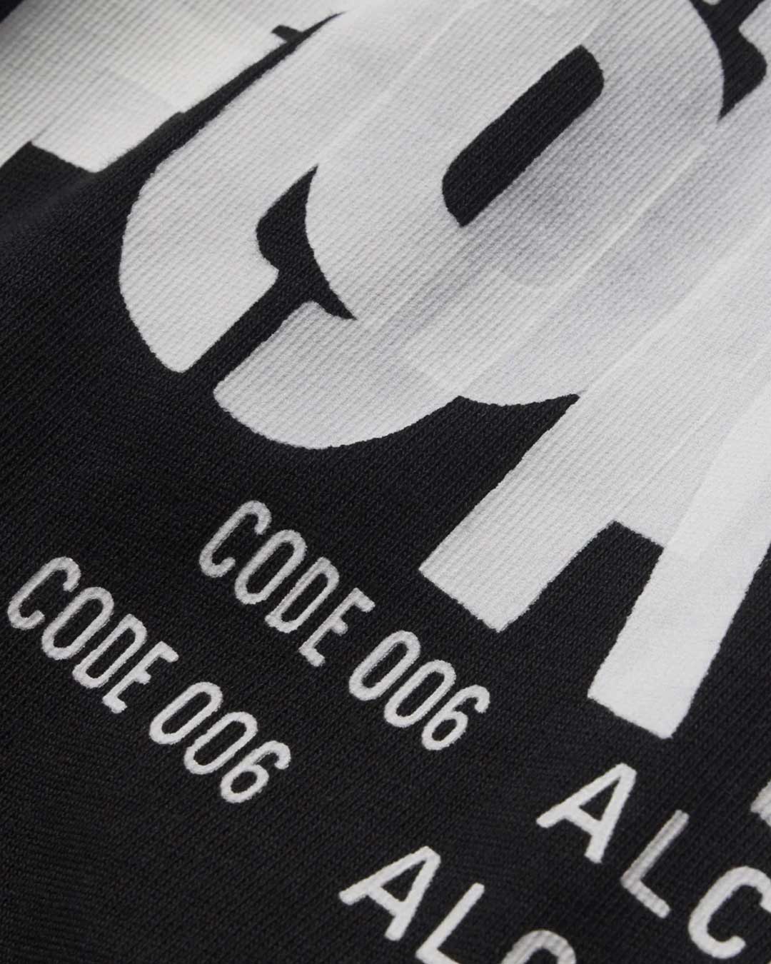 Sp5der Distort Tee onyx, close-up of the distorted lettering and CODE 006 text