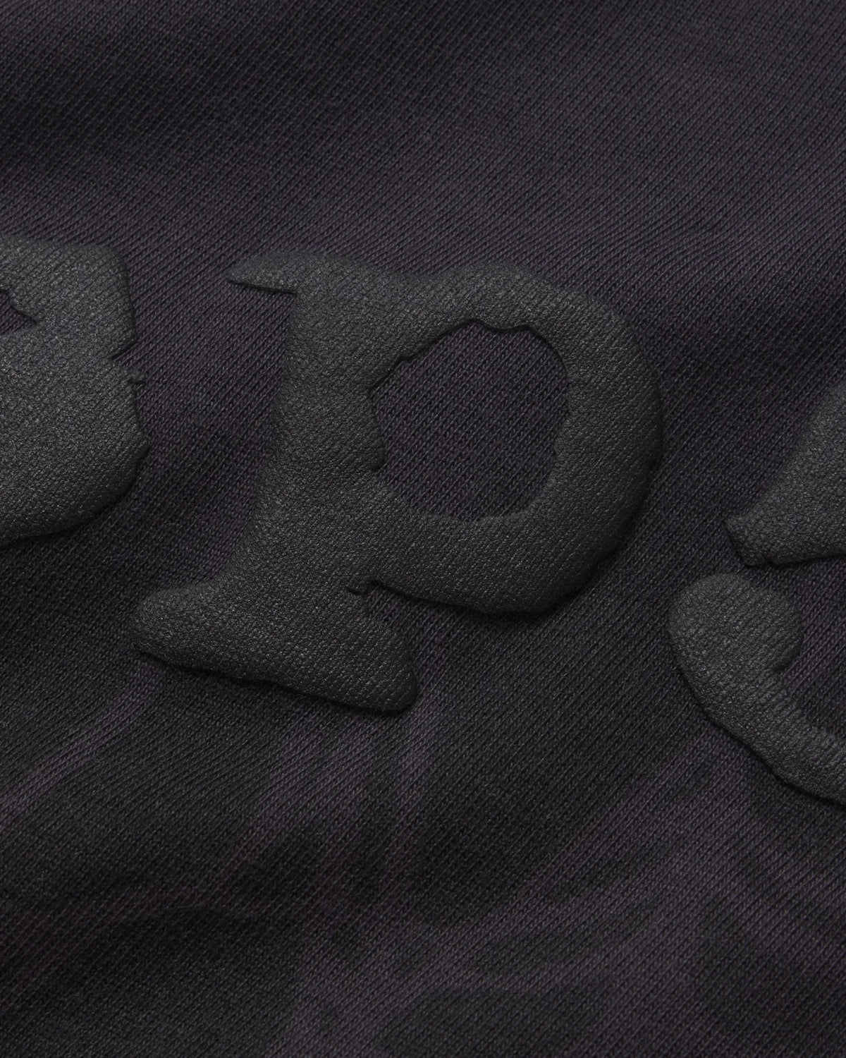 Sp5der Distressed OG Web V2 L/S granite black, close-up of the tonal puff Sp5der lettering