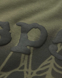 Sp5der Distressed OG Web V2 L/S olympian green, close-up of the distressed puff lettering