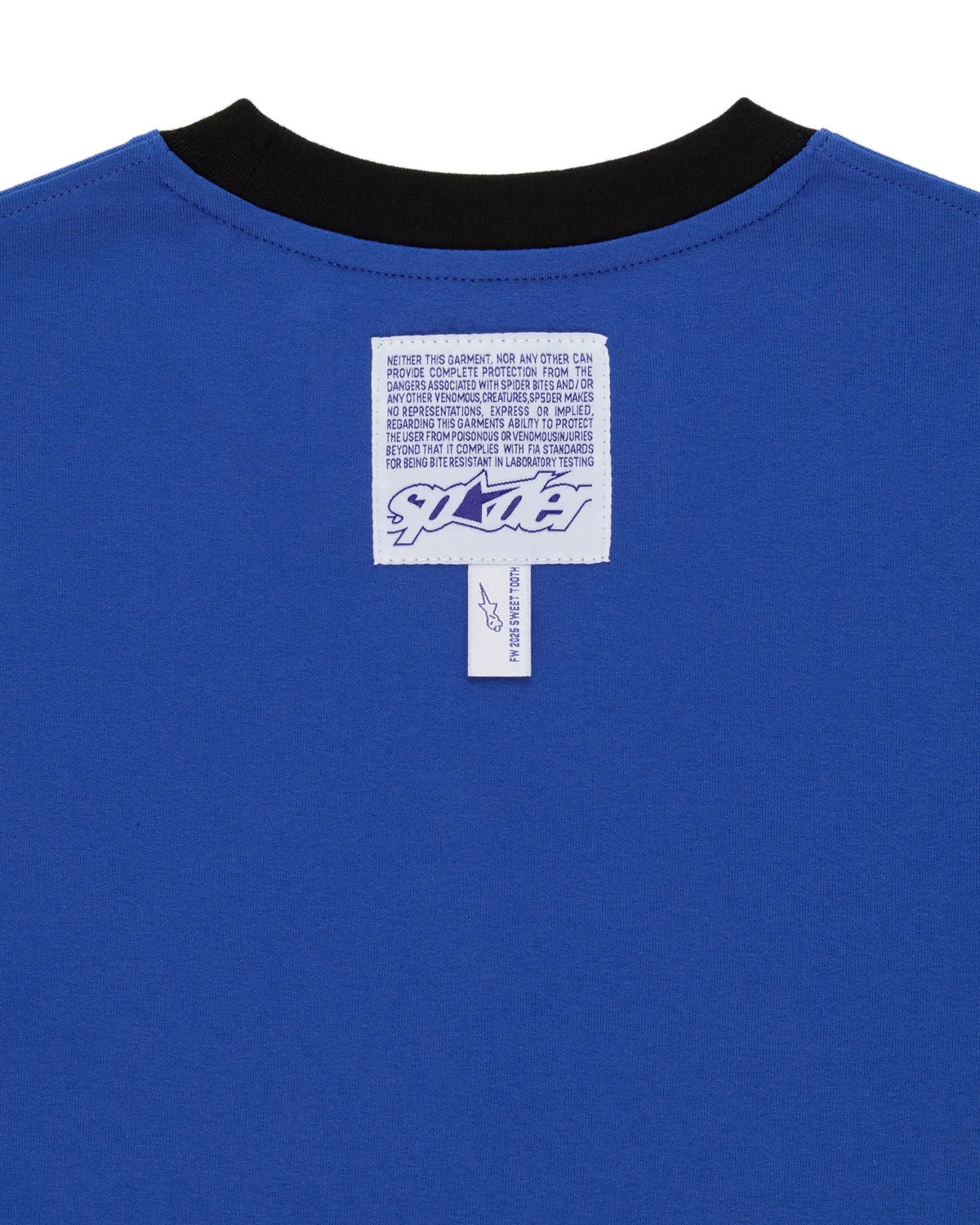 Sp5der Engineer Tee blue, close-up of the black collar and woven sp5der neck label