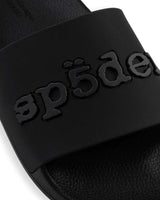Sp5der Enzo Slide black, close-up of the raised tonal Sp5der logo on the strap