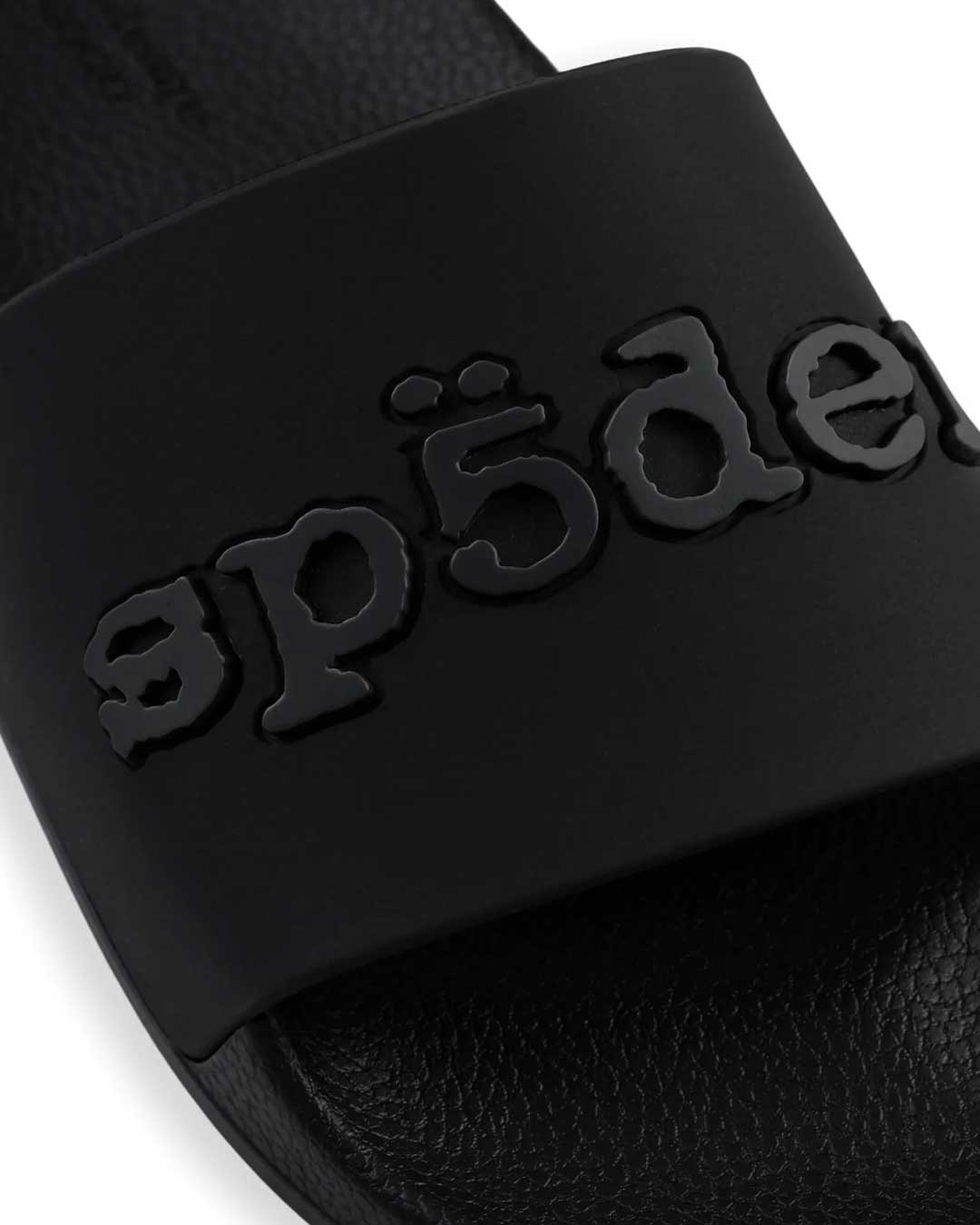 Sp5der Enzo Slide black, close-up of the raised tonal Sp5der logo on the strap