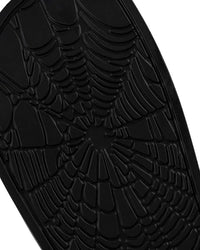 Sp5der Enzo Slide black, close-up of the spiderweb-textured footbed