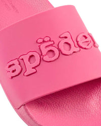Sp5der Enzo Slide pink, close-up of the raised tonal sp5der wordmark on the strap