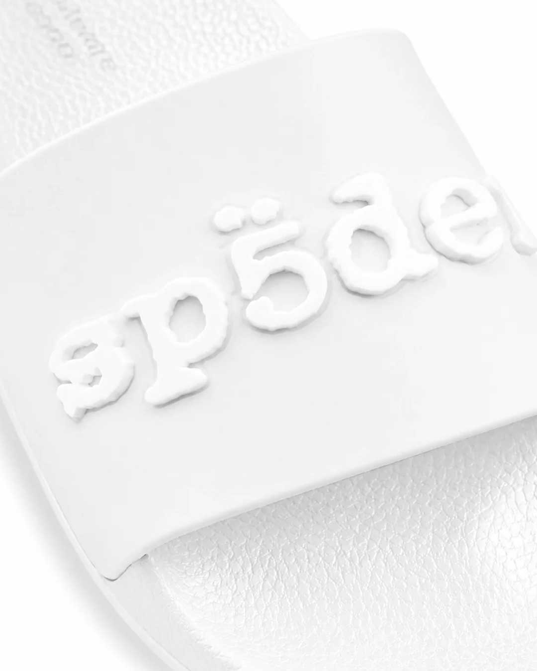 Sp5der Enzo Slide white, close-up of the raised tonal Sp5der logo on the strap