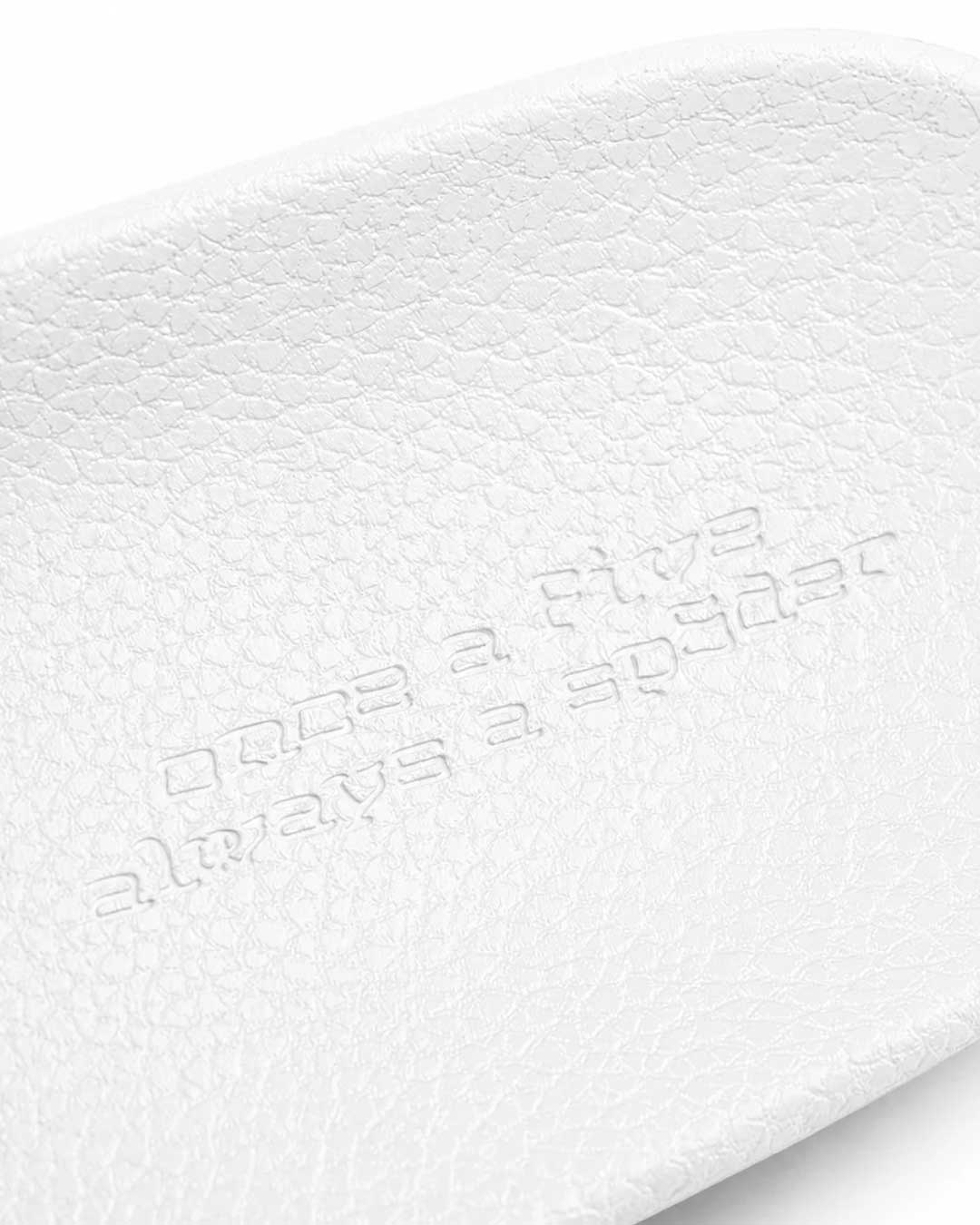 Sp5der Enzo Slide white, close-up of the debossed message on the footbed