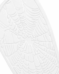 Sp5der Enzo Slide white, close-up of the spiderweb-textured footbed