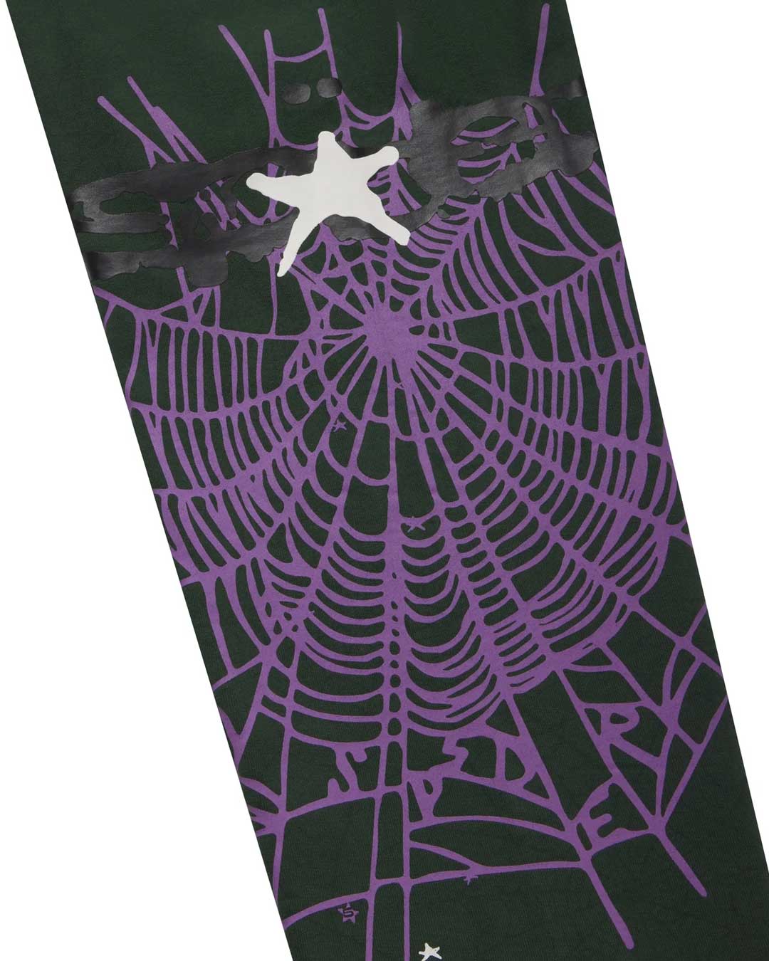 Sp5der Heavy Web Sweatpants dark green, close-up of the purple spiderweb and white star on the leg