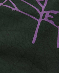 Sp5der Heavy Web Sweatpants dark green, close-up of the purple web print on the fabric