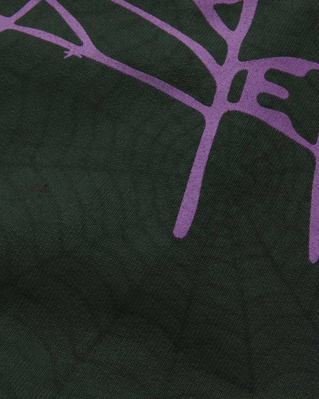 Sp5der Heavy Web Sweatpants dark green, close-up of the purple web print on the fabric