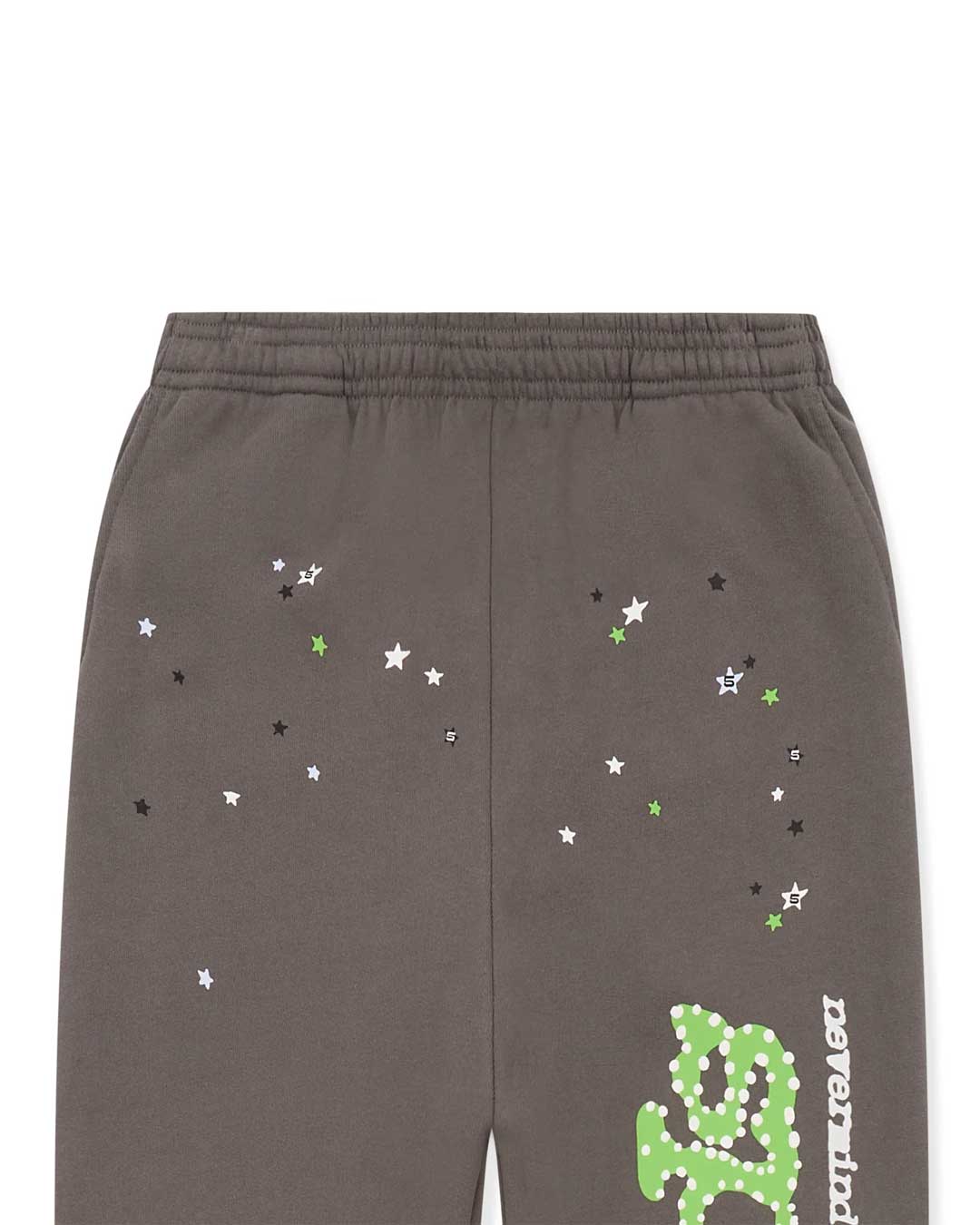Sp5der P*nk V1 Sweatpants slate grey, close-up of the green, white and black star scatter above the leg logo
