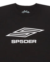 Sp5der Pro LW Tee black, close-up of the white Sp5der chevron logo and the sprayed Sp5der neck label