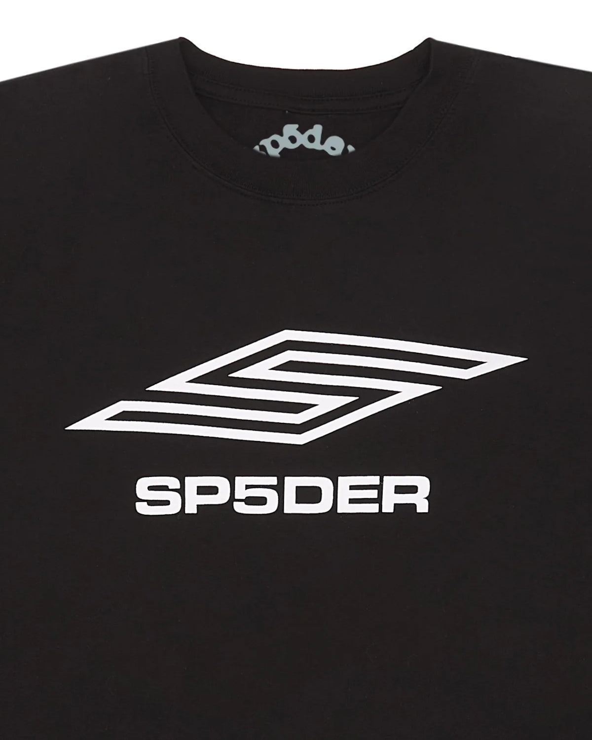 Sp5der Pro LW Tee black, close-up of the white Sp5der chevron logo and the sprayed Sp5der neck label
