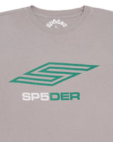 Sp5der Pro LW Tee grey, close-up of the green S maze chest logo and arched spöder neck label