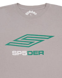 Sp5der Pro LW Tee grey, close-up of the green S maze chest logo and arched spöder neck label