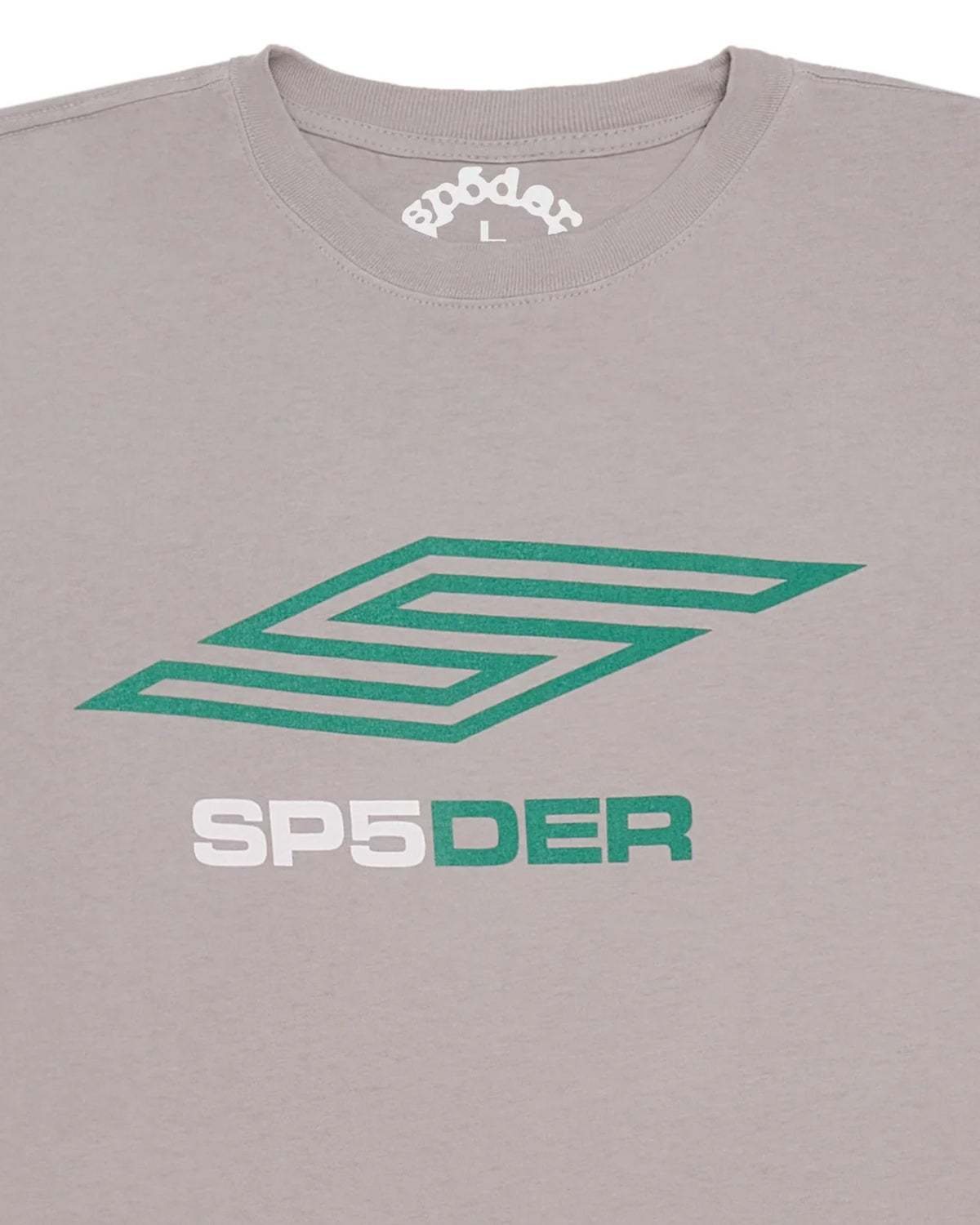 Sp5der Pro LW Tee grey, close-up of the green S maze chest logo and arched spöder neck label