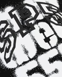 Sp5der Sp555 Spray Tee black, close-up of the white spray-paint lettering and black outline type