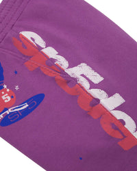 Sp5der Tire Tech Sweatshorts fuchsia pink, close-up of the distressed Sp5der wordmark on the side leg