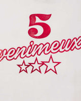 Sp5der Venimeux Tee glacier white, close-up of the red 5 Venimeux script graphic