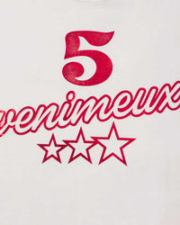 Sp5der Venimeux Tee glacier white, close-up of the red 5 Venimeux script graphic