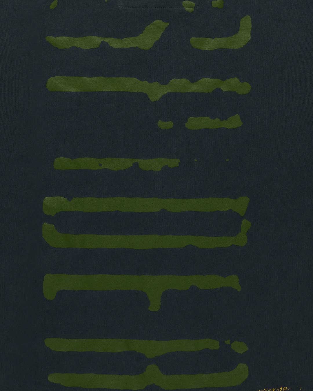 Sp5der Wait L/S Tee black, close-up of the stacked green distressed back print