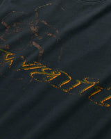 Sp5der Wait L/S Tee black, close-up of the gold script lettering