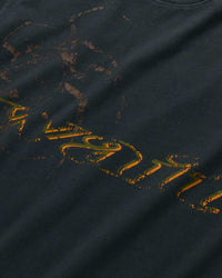 Sp5der Wait L/S Tee black, close-up of the gold script lettering