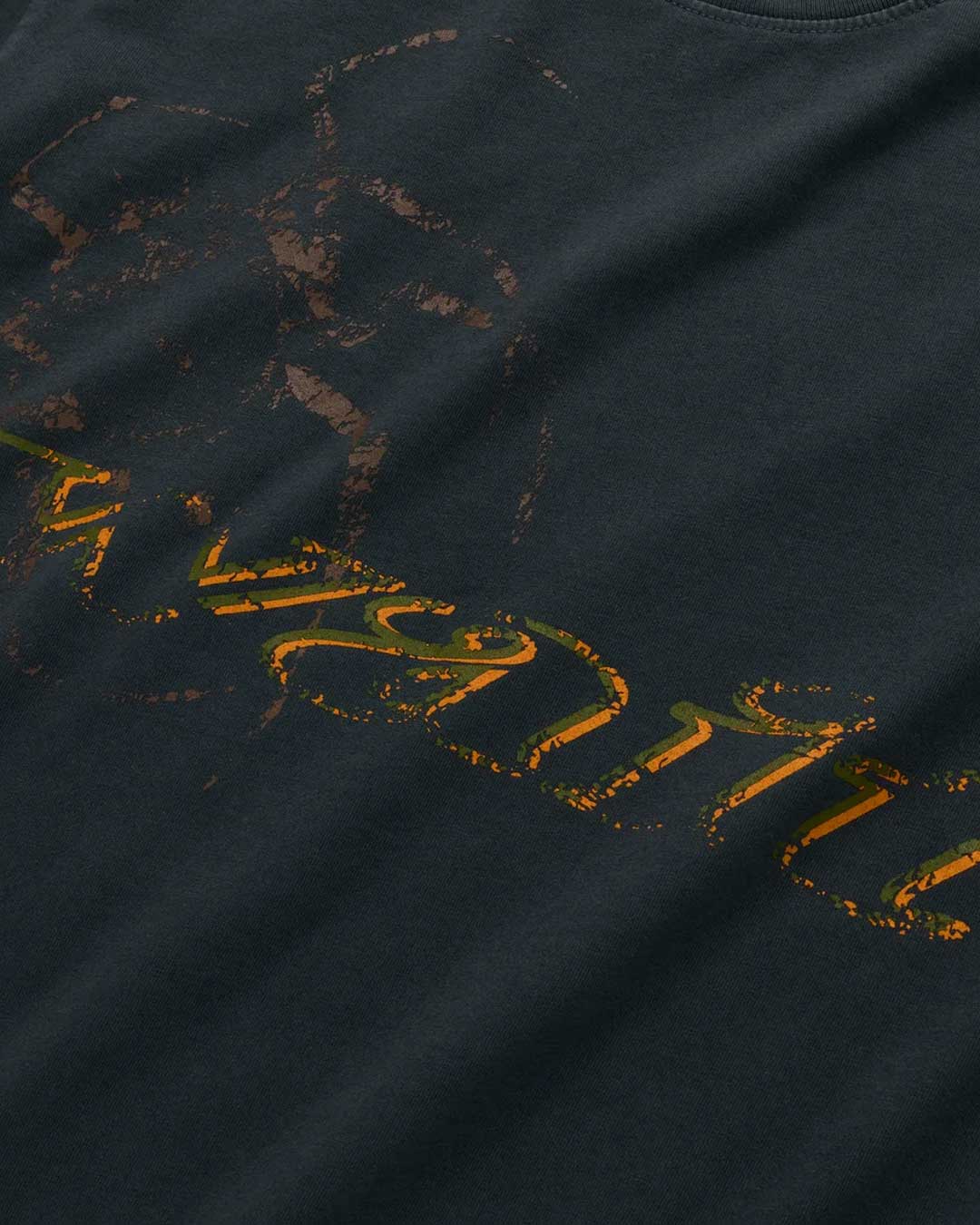 Sp5der Wait L/S Tee black, close-up of the gold script lettering
