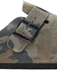 Vale Forever Camo Clogs green, close-up of the black buckle strap on the camo suede upper