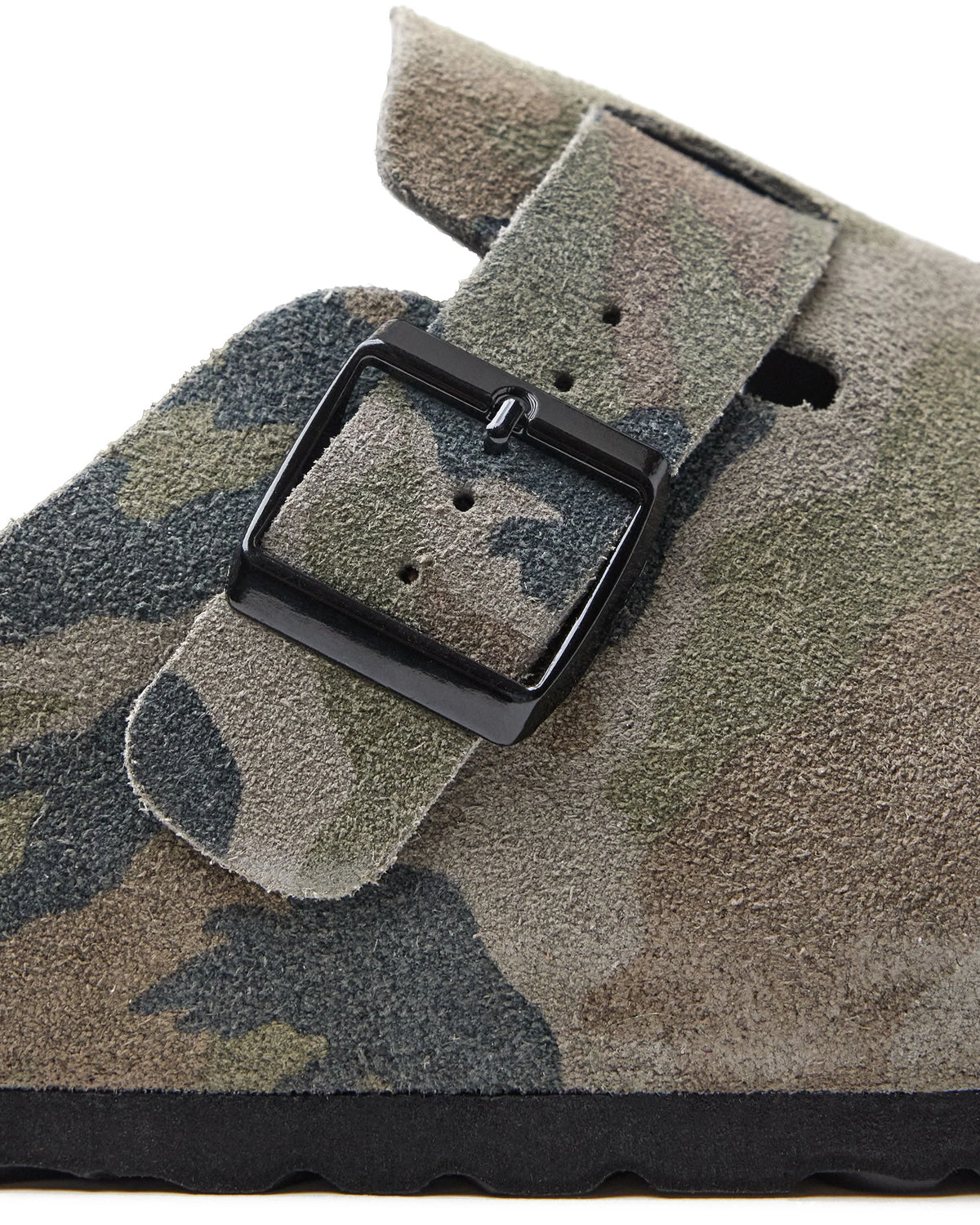 Vale Forever Camo Clogs green, close-up of the black buckle strap on the camo suede upper