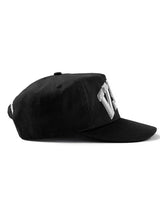 Vale Forever VSU Snapper black, side view of the flat brim and black crown